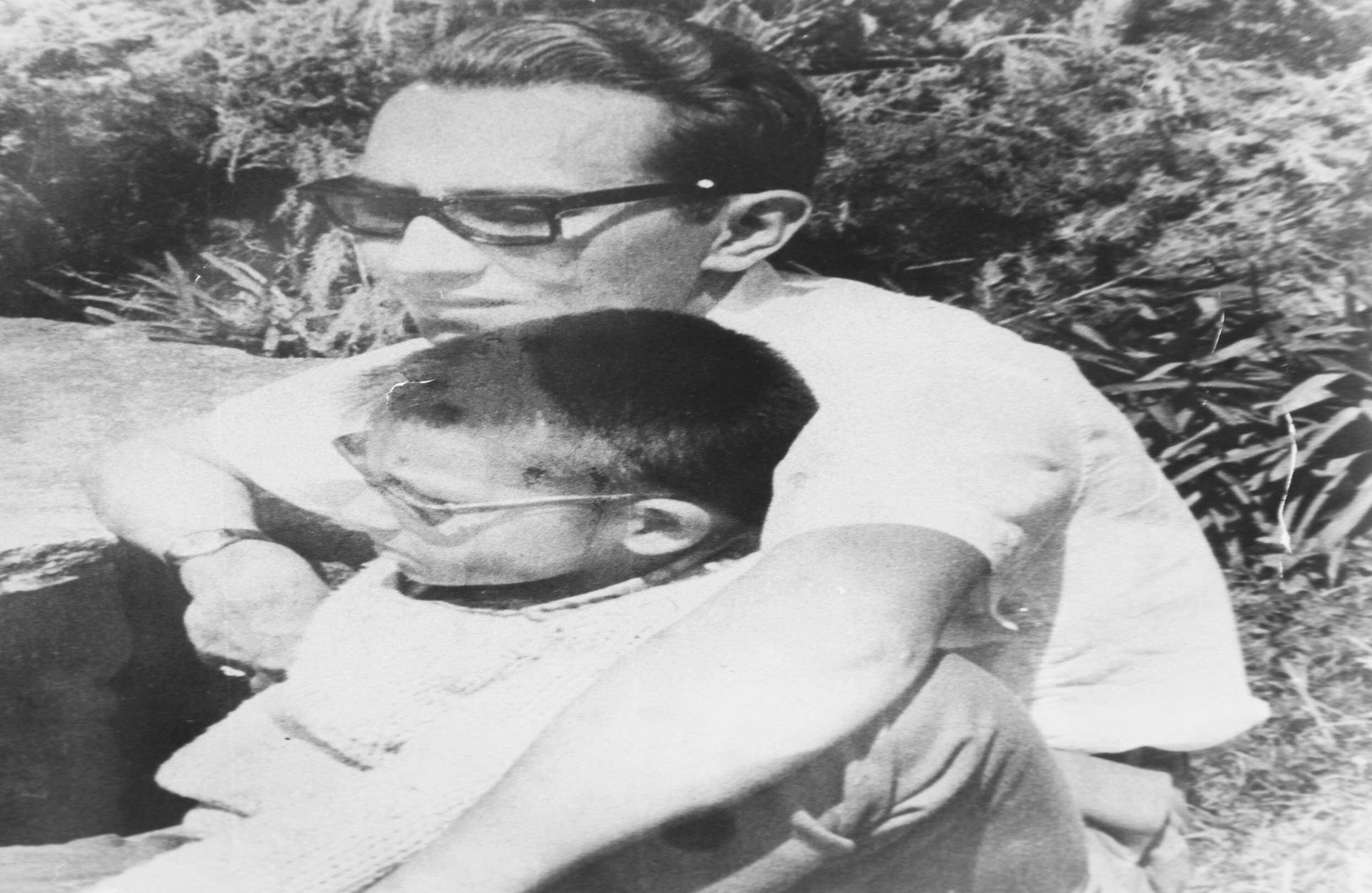 Tenía una estrecha relación con su padre, Humberto Martínez Salcedo, el reconocido abogado y periodista satírico.