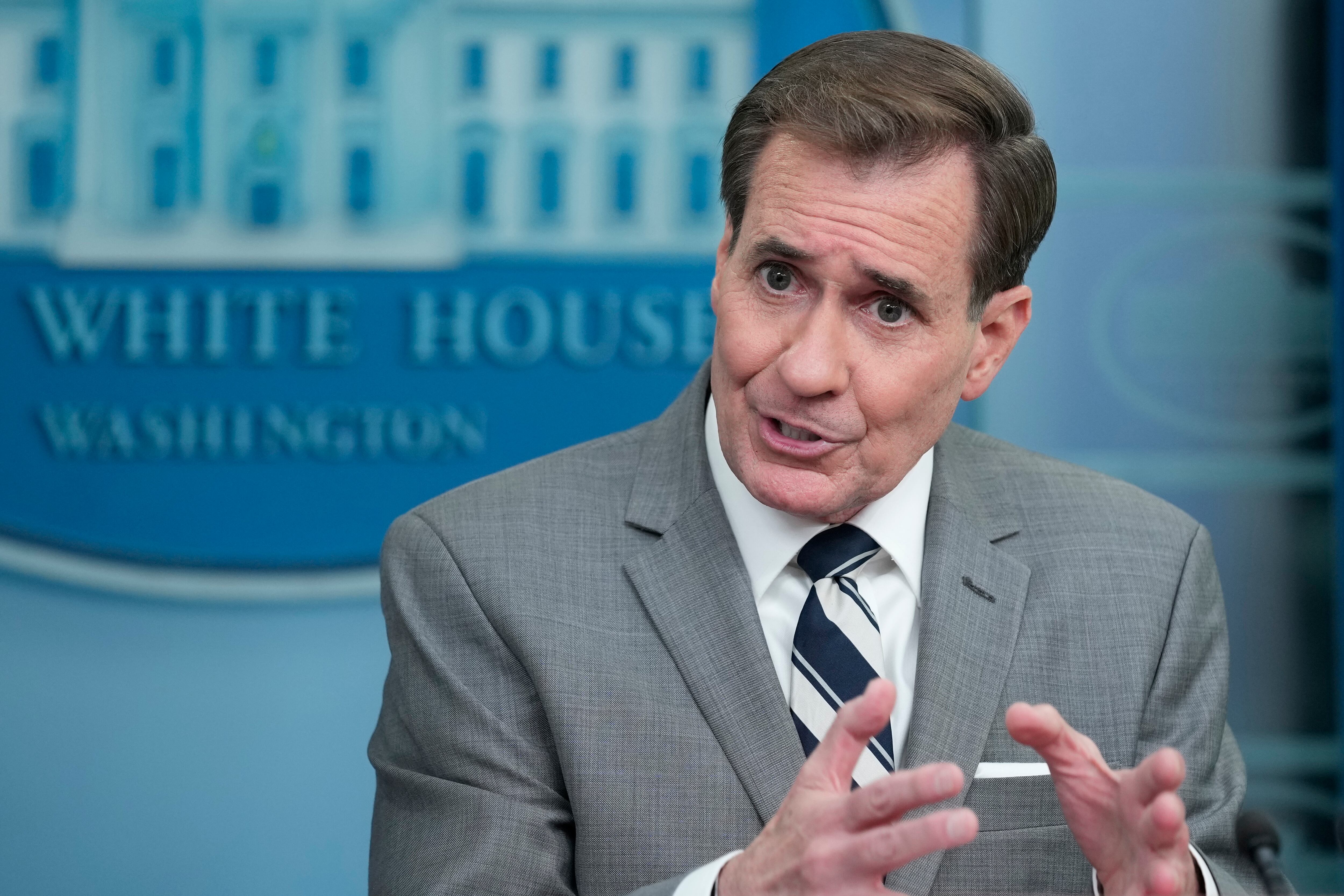 El portavoz del Consejo de Seguridad Nacional, John Kirby, habla durante la sesión informativa diaria en la Casa Blanca en Washington