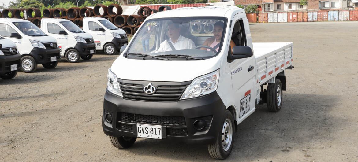 Supuestos carretilleros beneficiados con sustitución de vehículos de tracción animal en Cali, estarían vendiendo los carros.