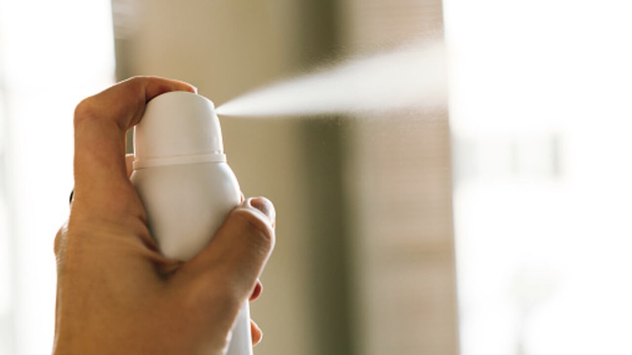 Todos los desodorantes, por sus componentes, después de determinado tiempo generan mancha en la ropa. Foto: Getty Images.
