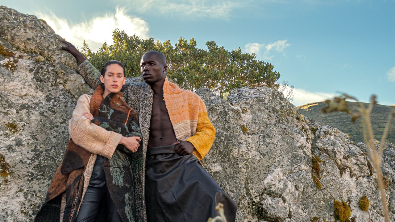 El taller de Tejidos Rebancá rescata las técnicas y oficios textiles para la moda artesanal.