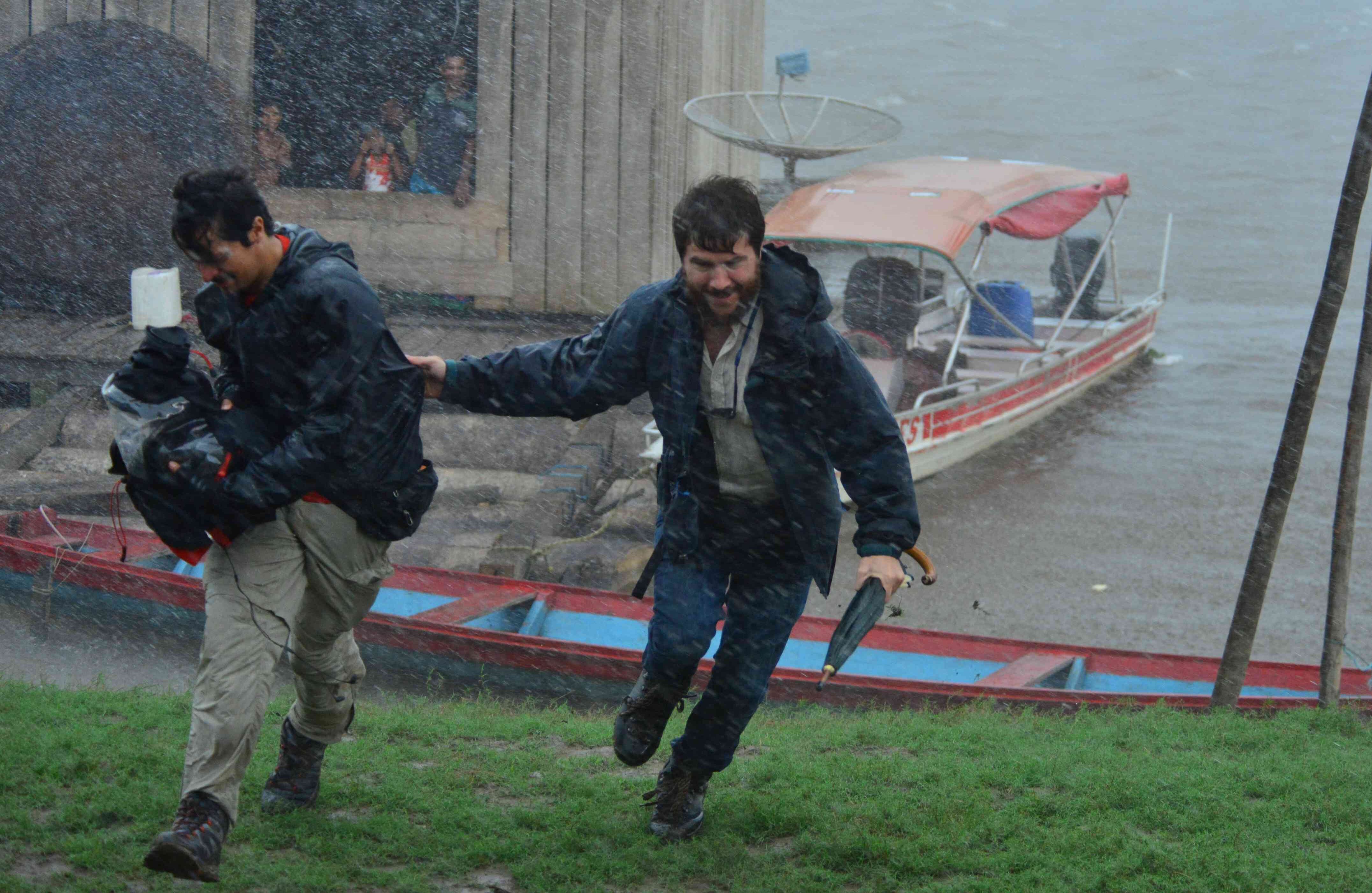 “Este fue el primer día que llegamos al pueblo de pesca en Brasil donde grabaron el video, que es el centro de la historia. Nos demoramos tres días en llegar, es así de lejos de Manaus, y así de difícil de llegar. El pueblo más cercano, de 500 personas, está a tres horas en barco. Nos demoramos unos ocho meses en encontrar ese pueblo porque no está en los mapas”. 