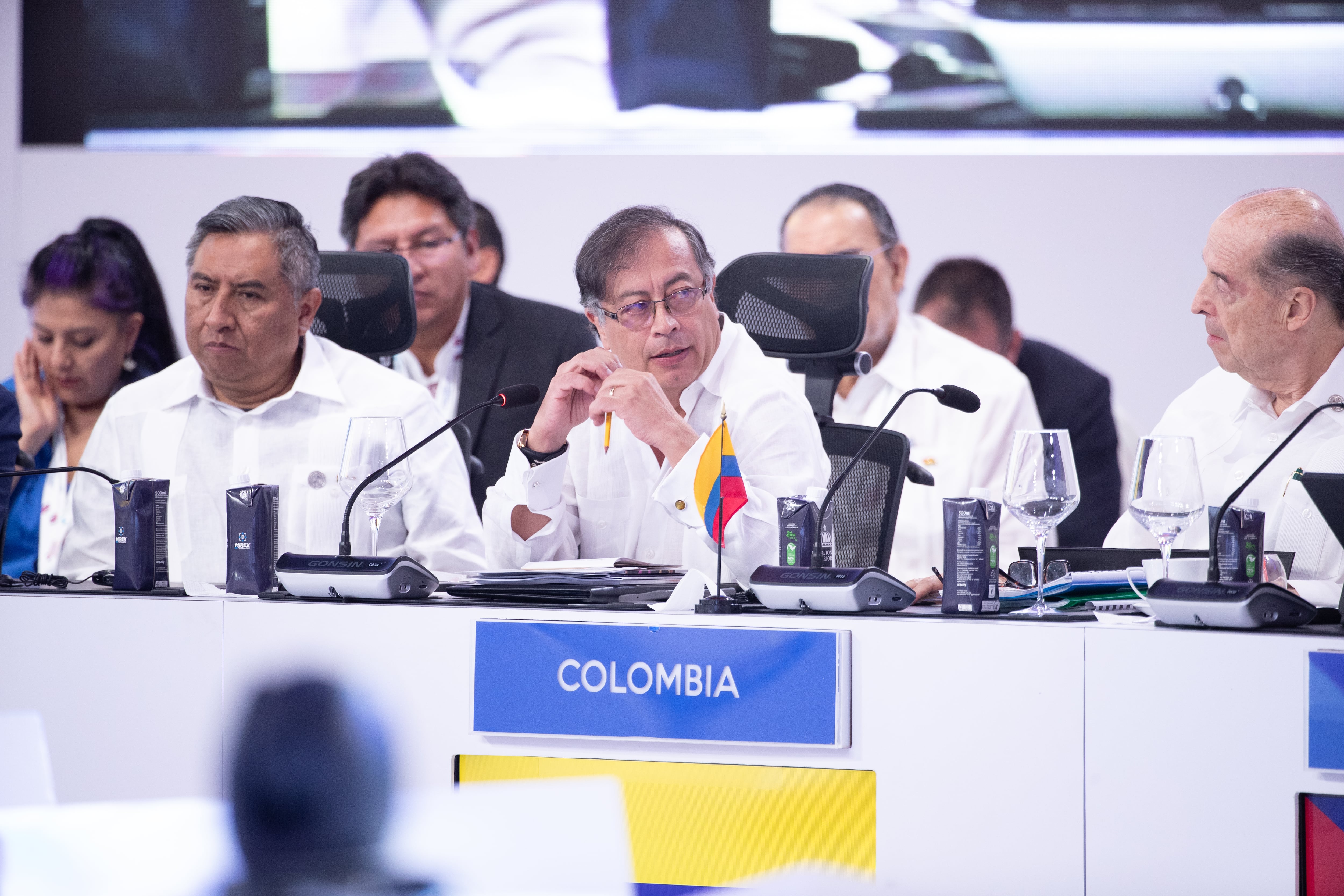 Sobre la Convención Americana, señaló que, en vez de debilitarla, hay que fortalecerla y rehacer el pacto democrático para que se proteja a cualquier persona, independientemente de sus posiciones políticas e ideológicas.