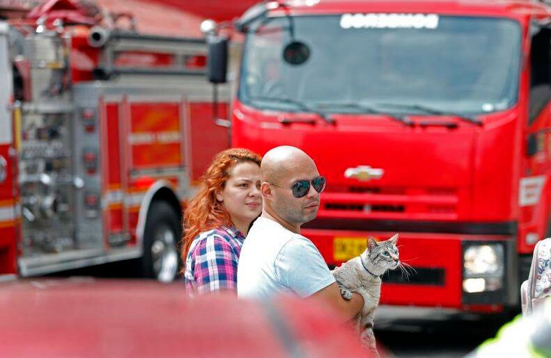 Varios curiosos se acercaron para ver qué sucedía. Foto León Darío Peláez