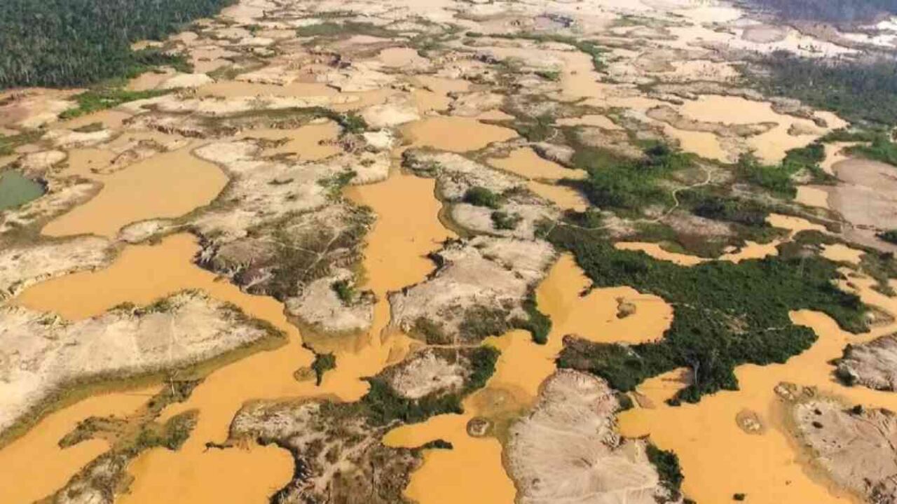 1.131 territorios indígenas de la cuenca amazónica sufren del impacto de la minería legal e ilegal. Foto: Socavando los derechos: las tierras indígenas y la minería en el Amazonas.