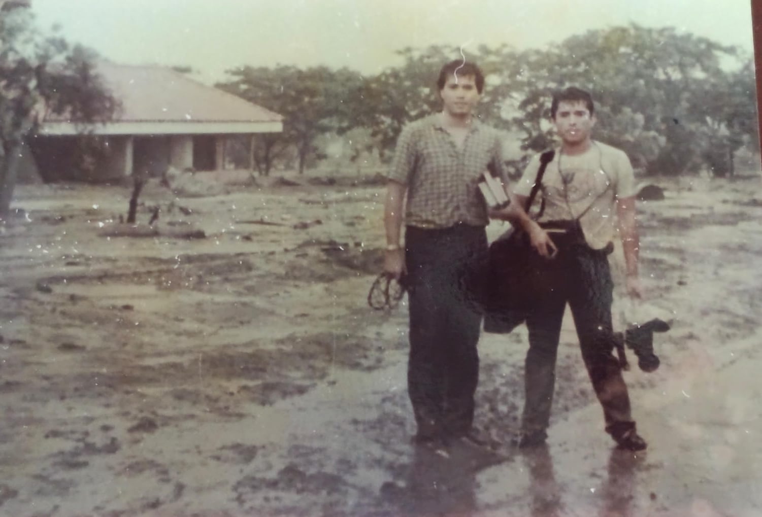 El camarógrafo Willson Camargo subió a una avioneta de fumigación que sobrevoló Armero y grabaron las primeras imágenes de la catástrofe.
