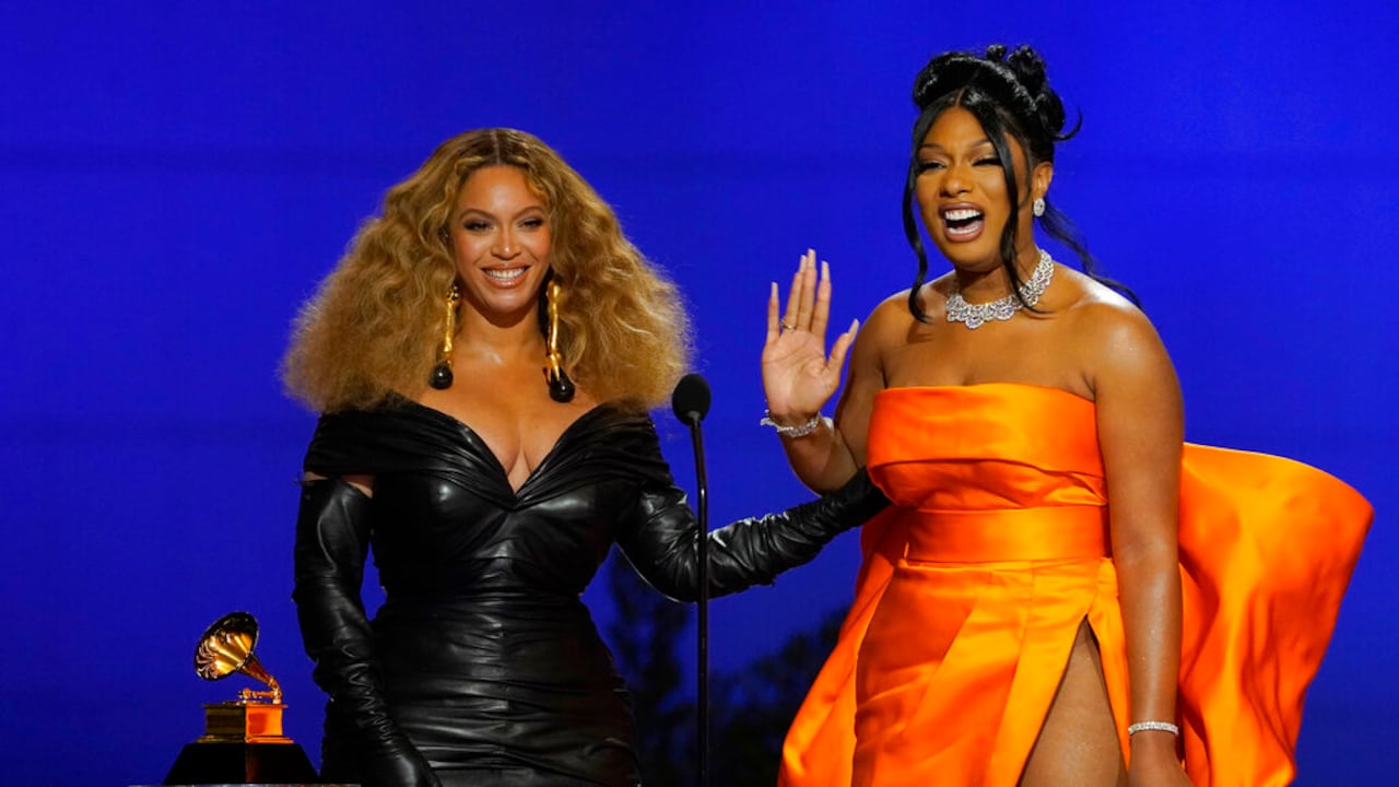 Beyonce, izquierda, y Megan Thee Stallion aceptando el premio a la mejor canción de rap por "Savage", Marzo 14, 2021. (Foto AP /Chris Pizzello)