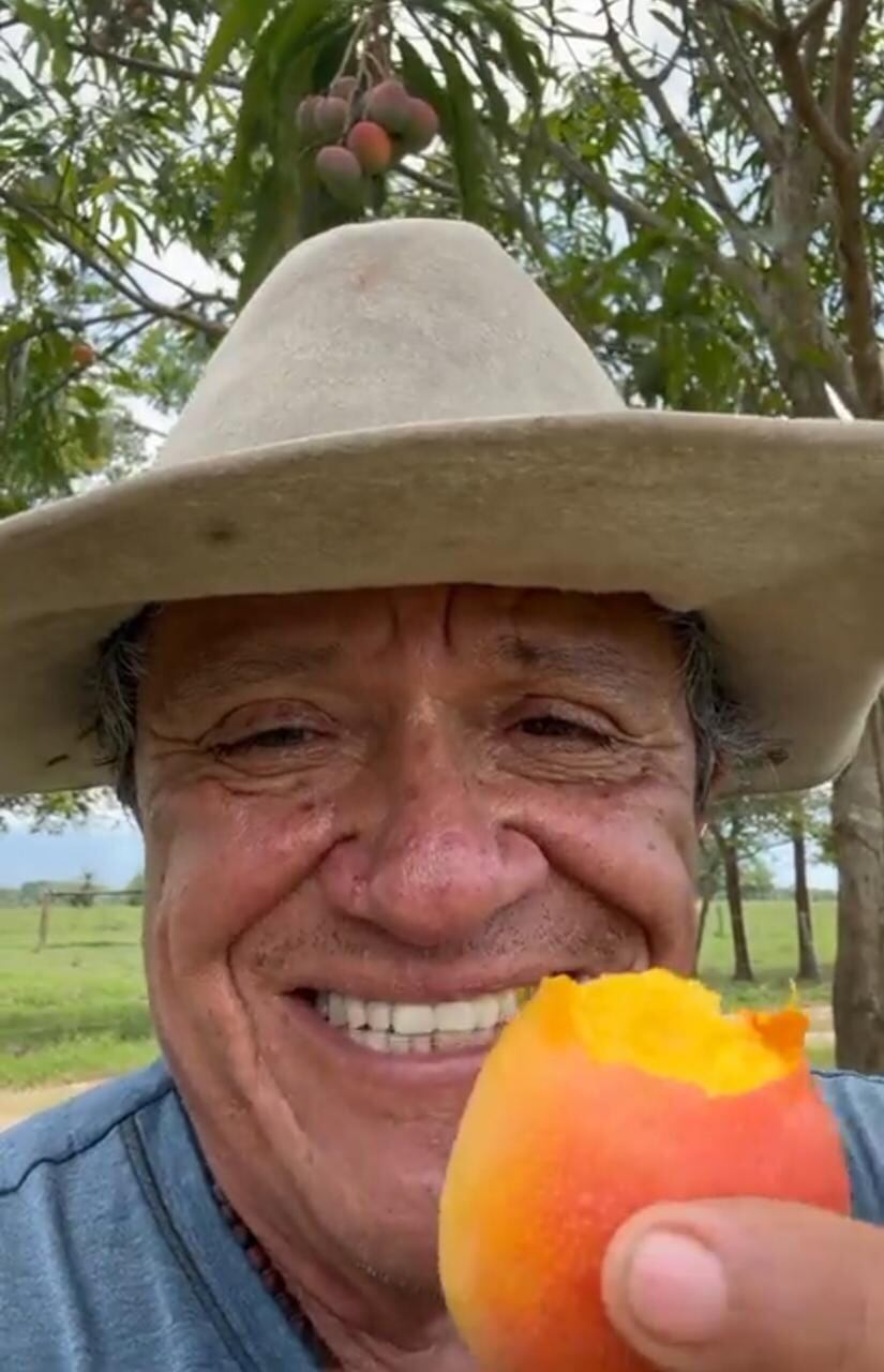 Cholo Valderrama celebra la naturaleza y las frutas de su región