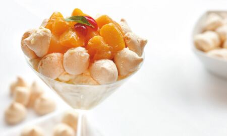 Trifle de merenguitos y frutas enlatadas