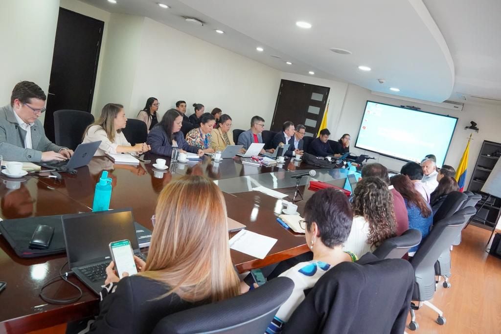 Reunión del equipo del Ministerio de Salud tras ataque cibernético.