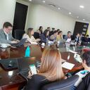 Reunión del equipo del Ministerio de Salud tras ataque cibernético.