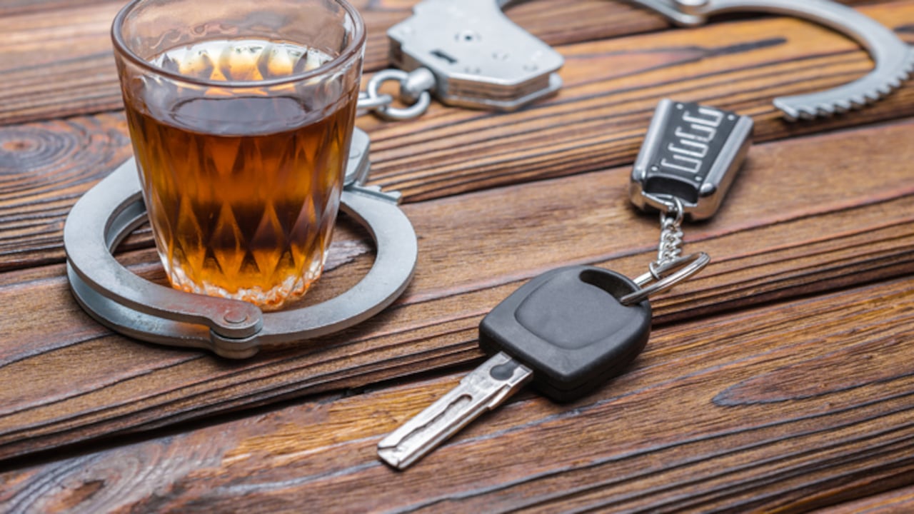 Davis admitió haber tomado dos tragos en un club nocturno y rechazó todas las pruebas de sobriedad de campo.