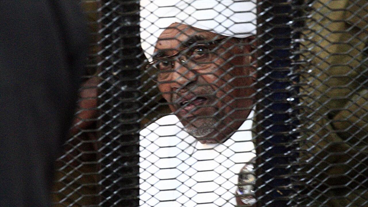 Omar al-Bashir preso por corrupción (Photo by Ebrahim HAMID / AFP)