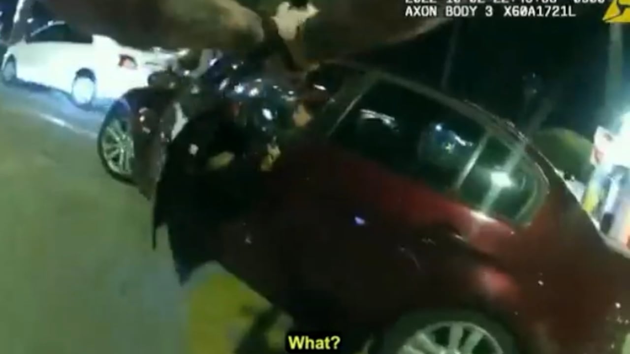 El policía disparó a varias veces contra Erik Cantú, de 17 años, mientras comía en un estacionamiento de McDonald’s en un hecho que quedó registrado en un video de la cámara ubicada en el uniforme del oficial.