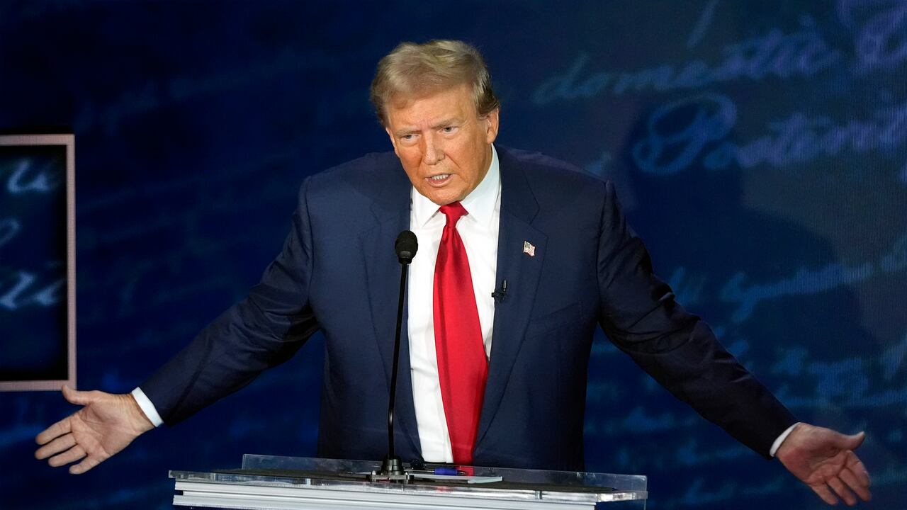 El expresidente Donald Trump, candidato presidencial republicano, habla durante un debate presidencial con la vicepresidenta candidata presidencial demócrata Kamala Harris en el Centro Nacional de la Constitución, el martes 10 de septiembre de 2024, en Filadelfia. (Foto AP/Alex Brandon)