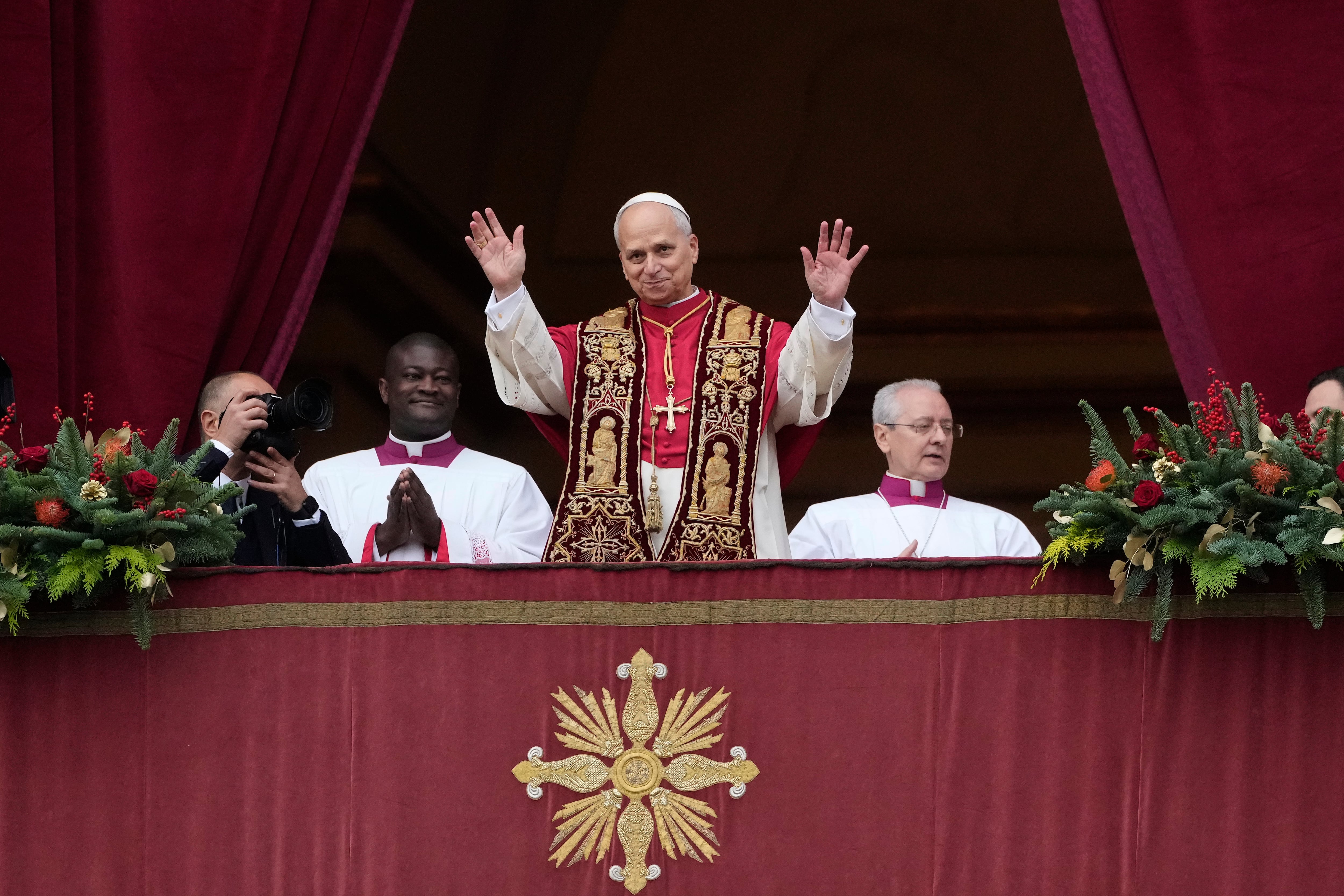 El papa León XIV saluda antes de impartir la bendición Urbi et Orbi (en latín, "a la ciudad y al mundo") de Navidad desde el balcón principal de la Basílica de San Pedro en el Vaticano.