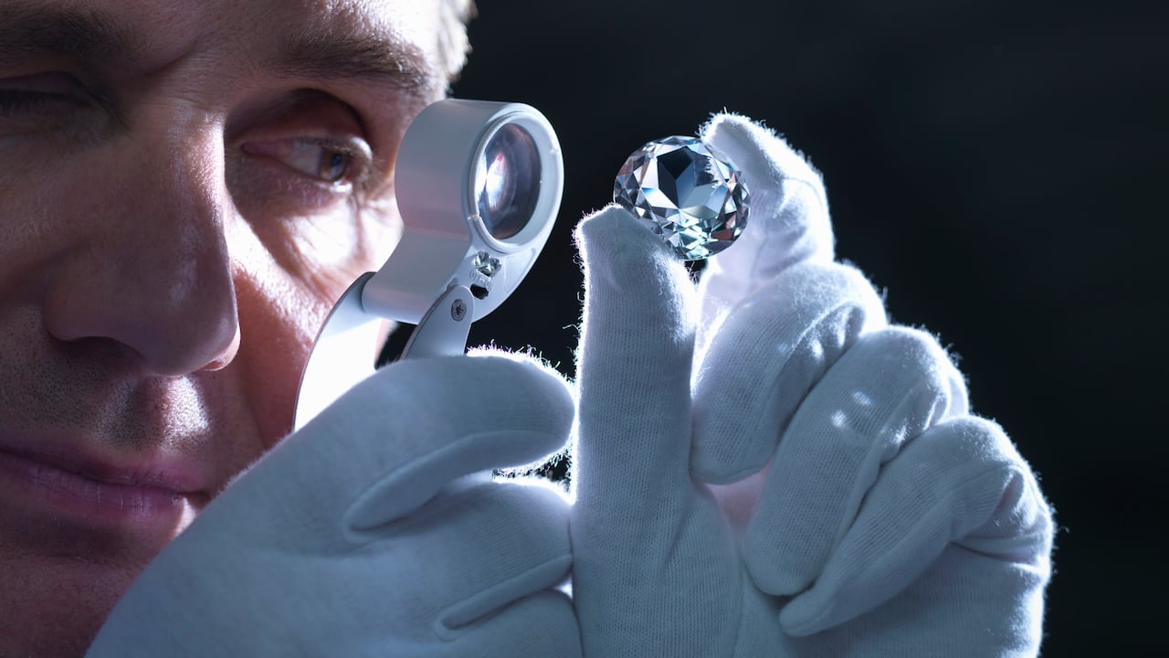 La exploración de los misterios del destello diamantino proporciona el conocimiento necesario para discernir entre un diamante auténtico y una falsificación.