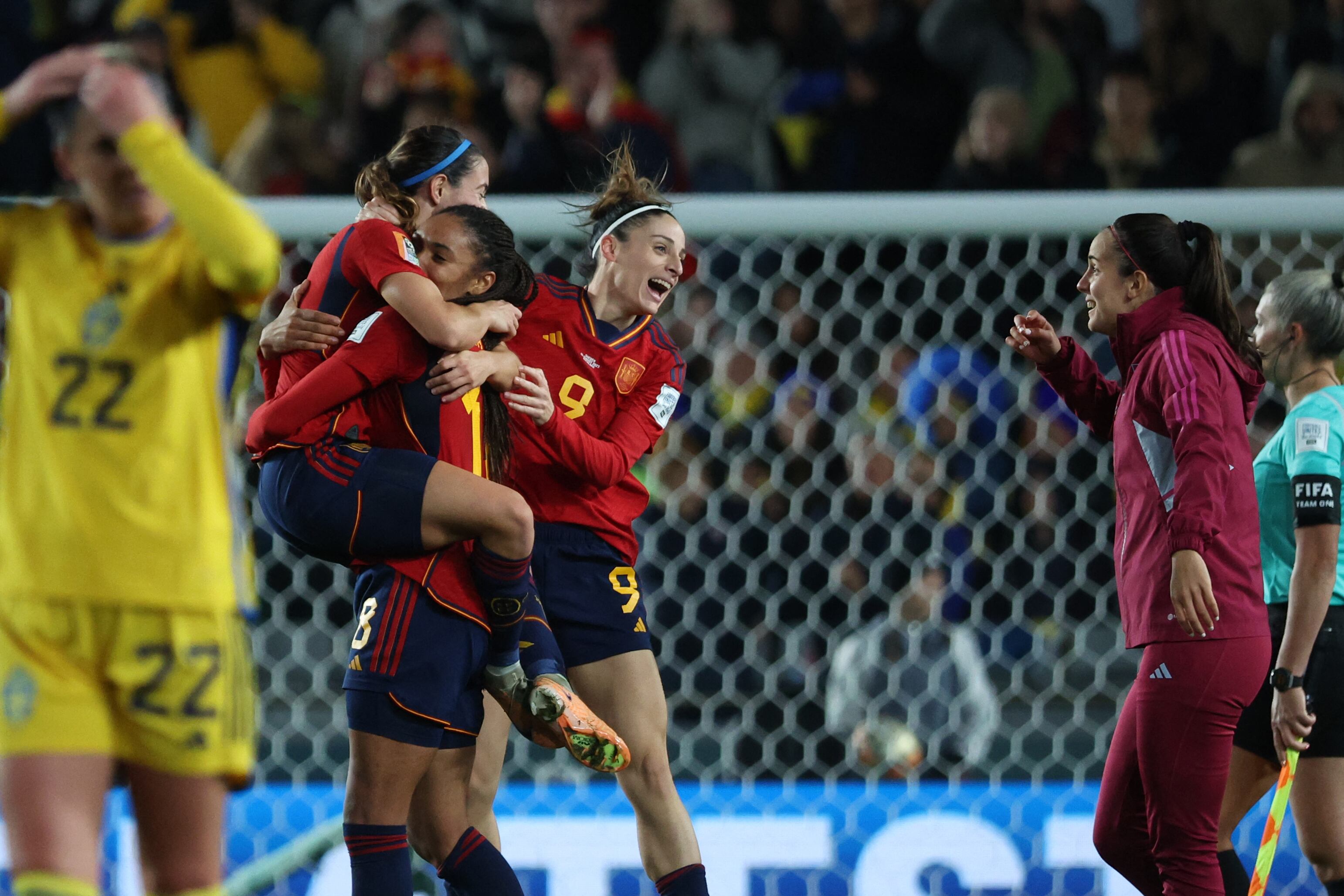Un gol tardío de Carmona lleva a España a su primera final del Mundial con un 2-1 sobre Suecia