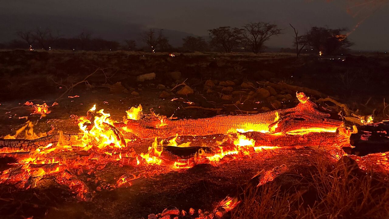 Un incendio forestal arde en Kihei, Hawái, la noche del miércoles 9 de agosto de 2023. Miles de residentes corrieron para escapar de sus hogares en Maui mientras las llamas arrasaban la isla, destruyendo partes de una ciudad centenaria en uno de los incendios forestales más mortíferos de los últimos años en EE. UU.