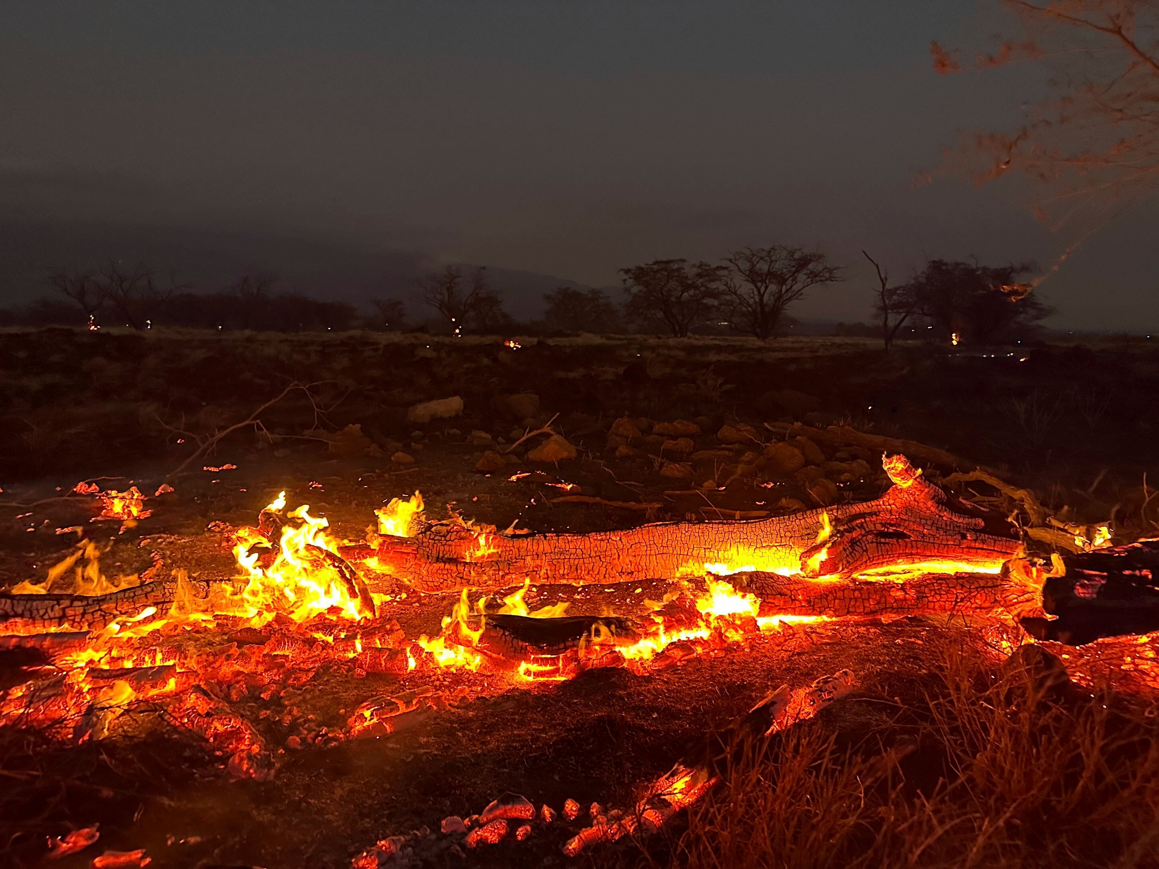Un incendio forestal arde en Kihei, Hawái, la noche del miércoles 9 de agosto de 2023. Miles de residentes corrieron para escapar de sus hogares en Maui mientras las llamas arrasaban la isla, destruyendo partes de una ciudad centenaria en uno de los incendios forestales más mortíferos de los últimos años en EE. UU.