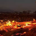 Un incendio forestal arde en Kihei, Hawái, la noche del miércoles 9 de agosto de 2023. Miles de residentes corrieron para escapar de sus hogares en Maui mientras las llamas arrasaban la isla, destruyendo partes de una ciudad centenaria en uno de los incendios forestales más mortíferos de los últimos años en EE. UU.