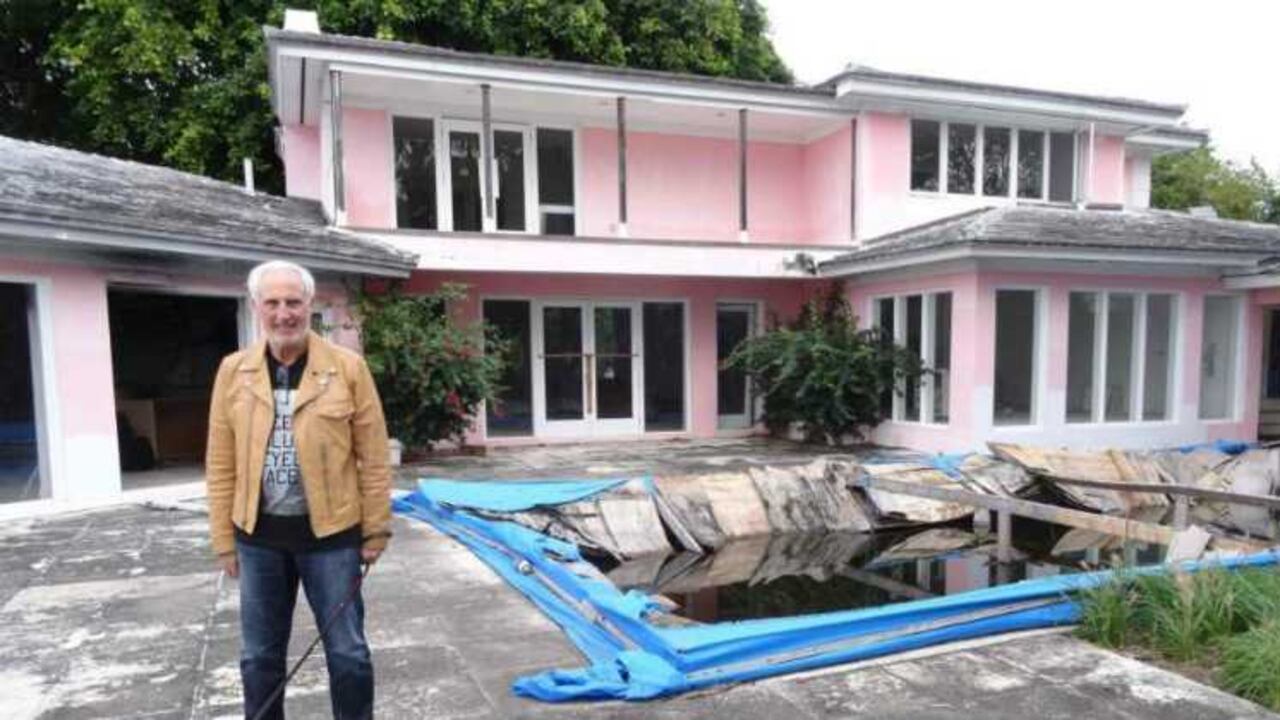 El propietario actual del inmueble, Christian de Berdouare, en la antigua mansión de Pablo Escobar.