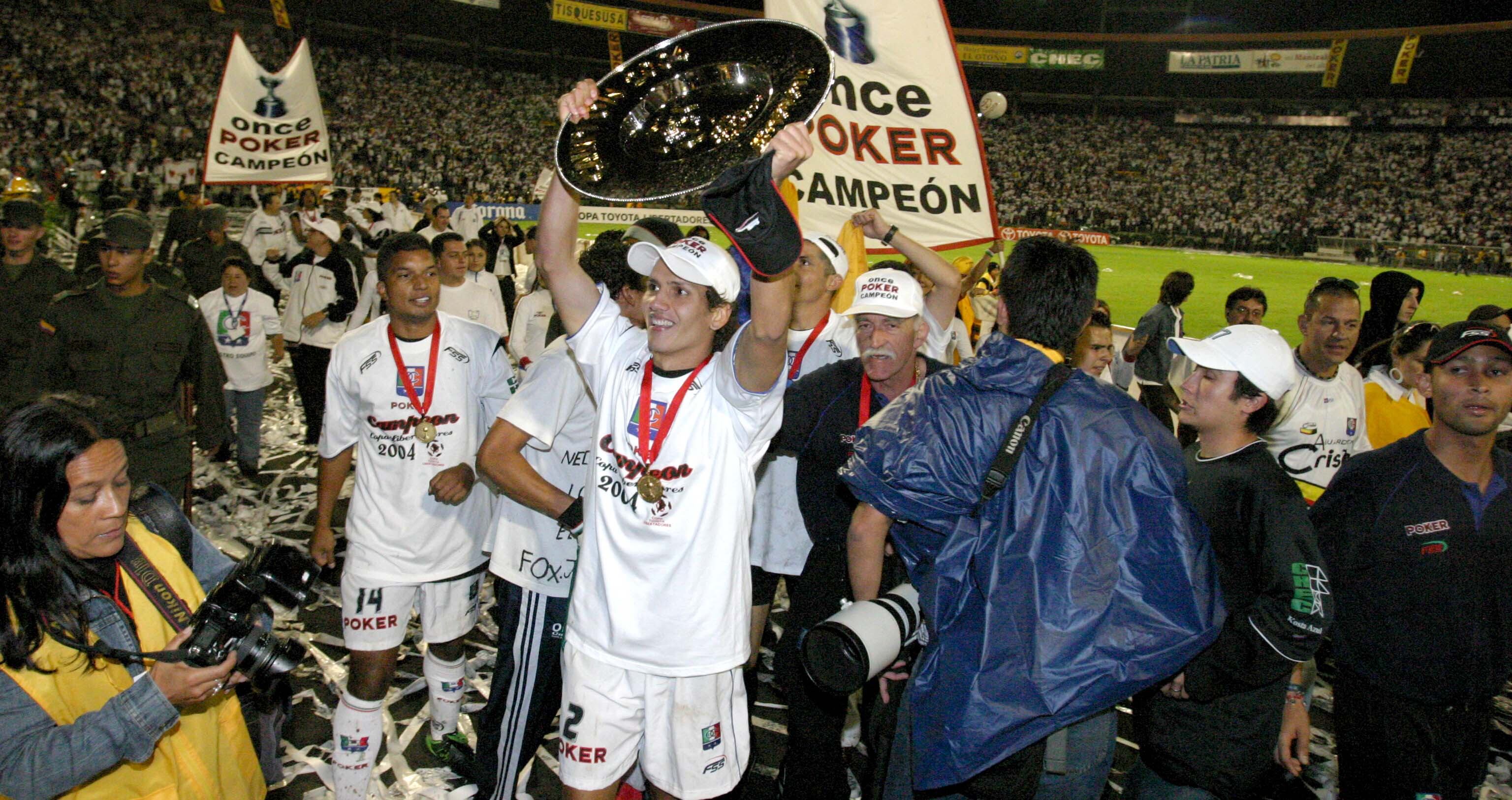 Miguel Rojas levanta la bandeja de campeón de América.