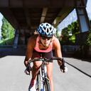 Corredora en medio de una competencia de ciclismo