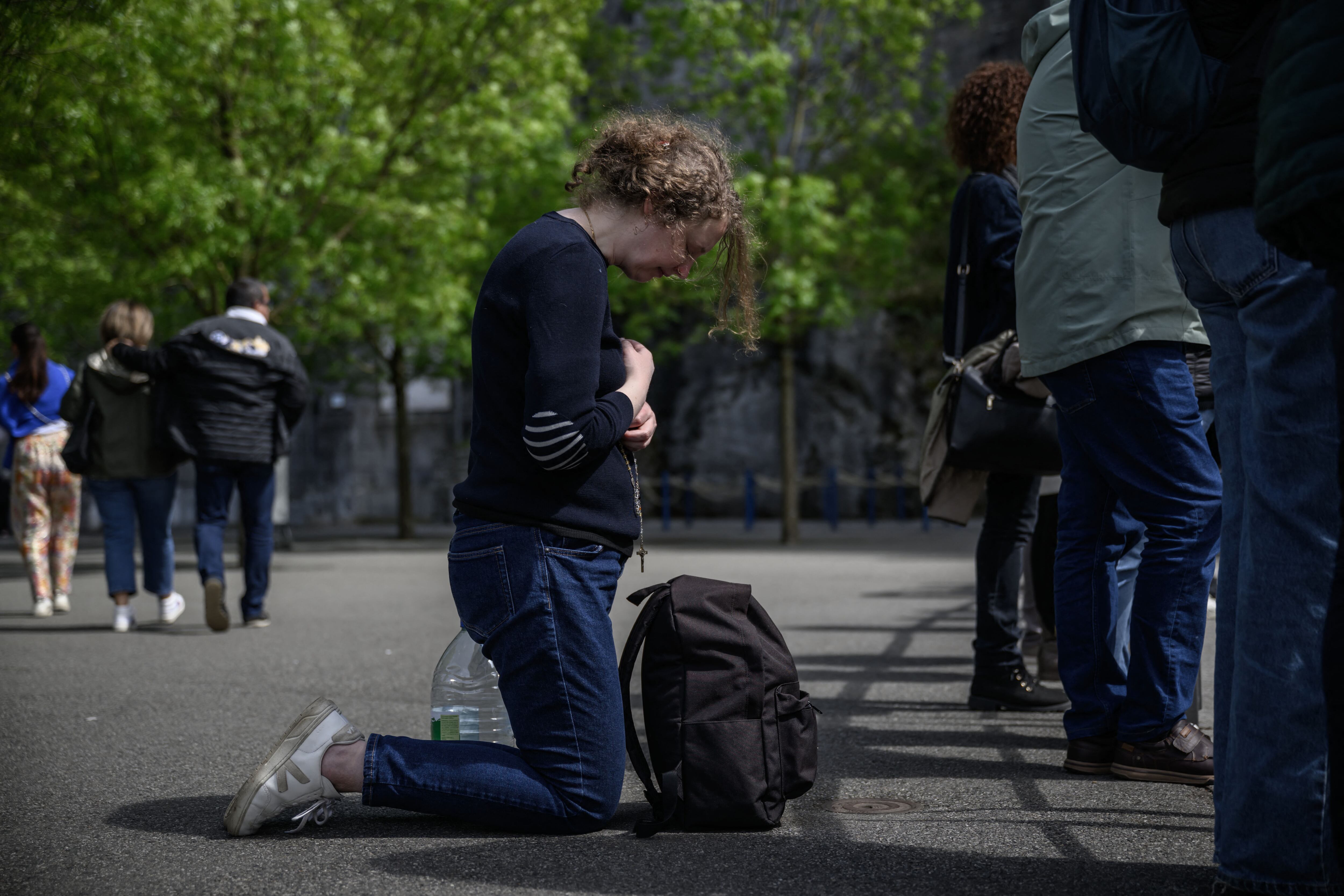 Mujer reza en honor del papa Francisco en Londres, Reino Unido