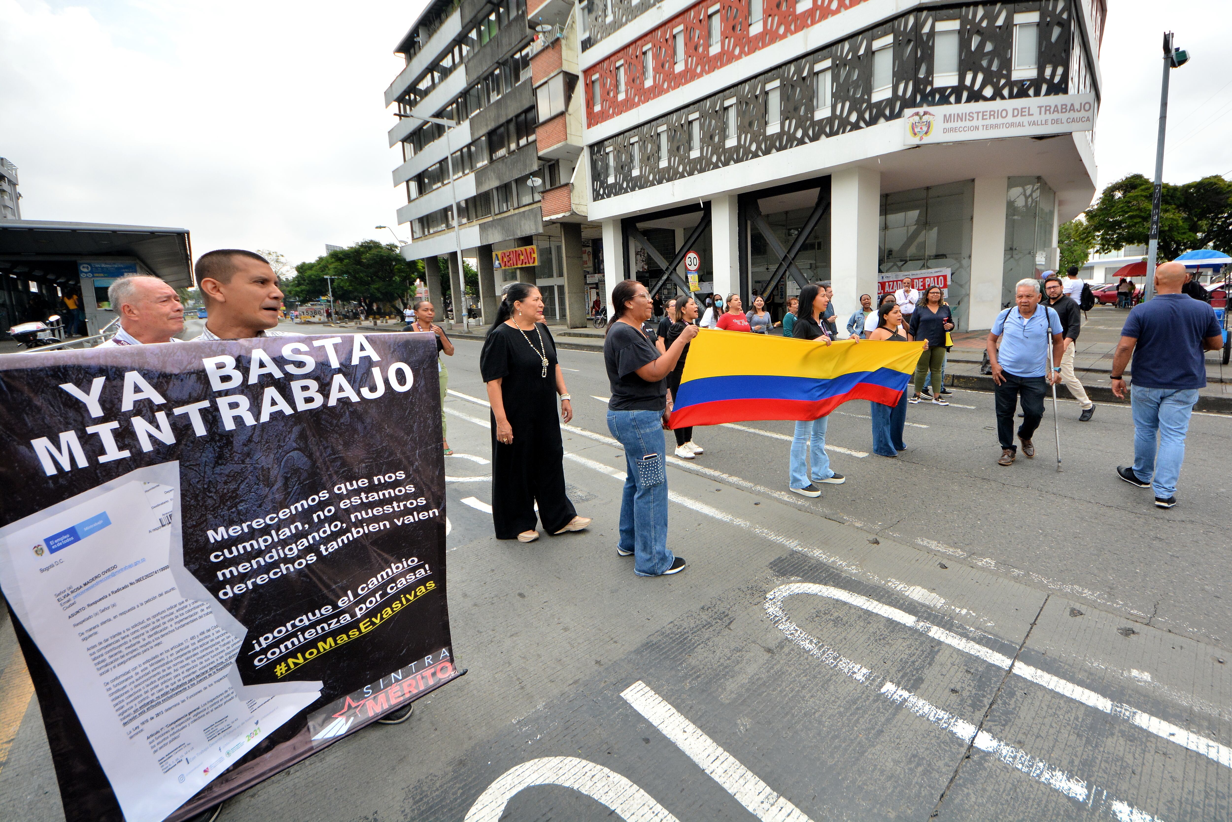 Trabajadores del sindicato del Ministerio del Trabajo seccional Cali, realizan un plantón frente a las oficinas del ministerio del trabajo, por el incumplimiento de los acuerdos laborales.