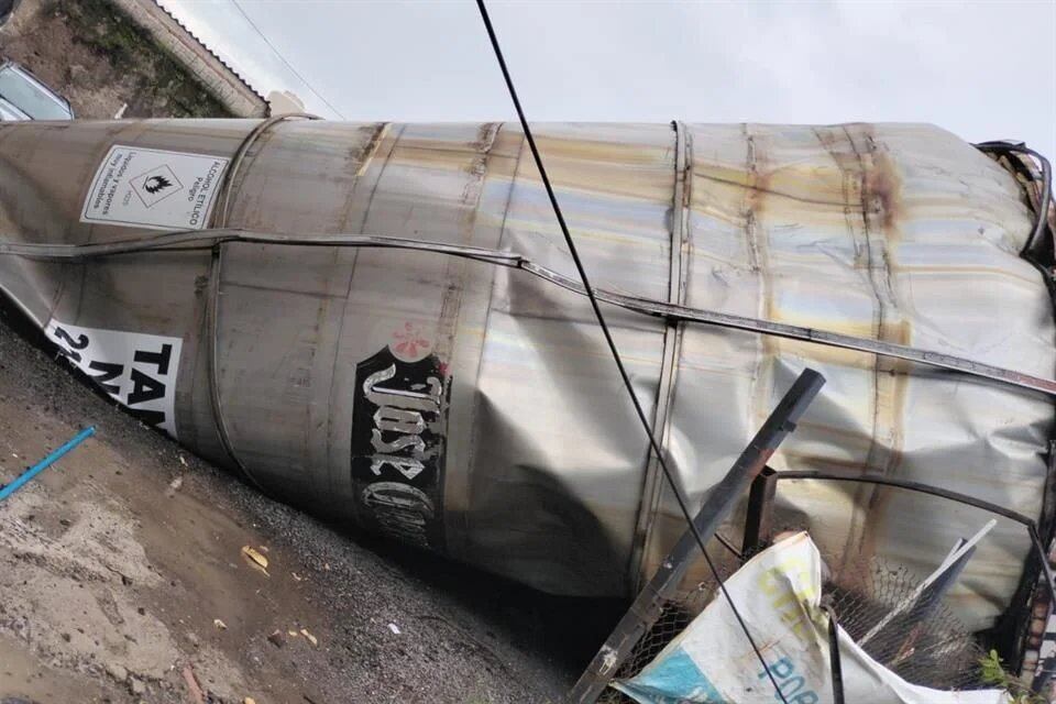 Así amaneció la zona de la explosión en la fábrica José Cuervo, que dejó cinco muertos la tarde de ayer en Tequila, Jalisco.