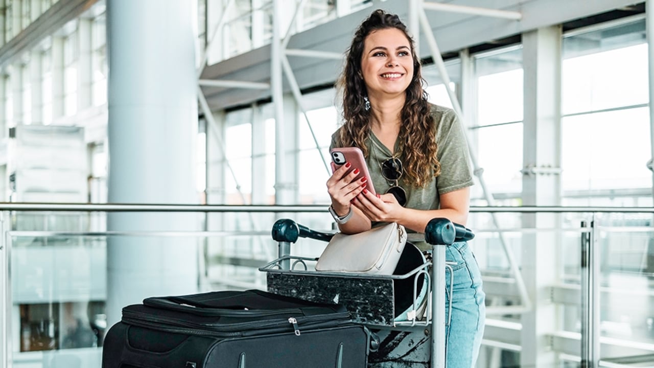 La diferencia entre una au pair y una niñera radica en el límite de edad, horas de trabajo, salario, educación, responsabilidades y el tipo de visas que emiten para que pueda viajar.