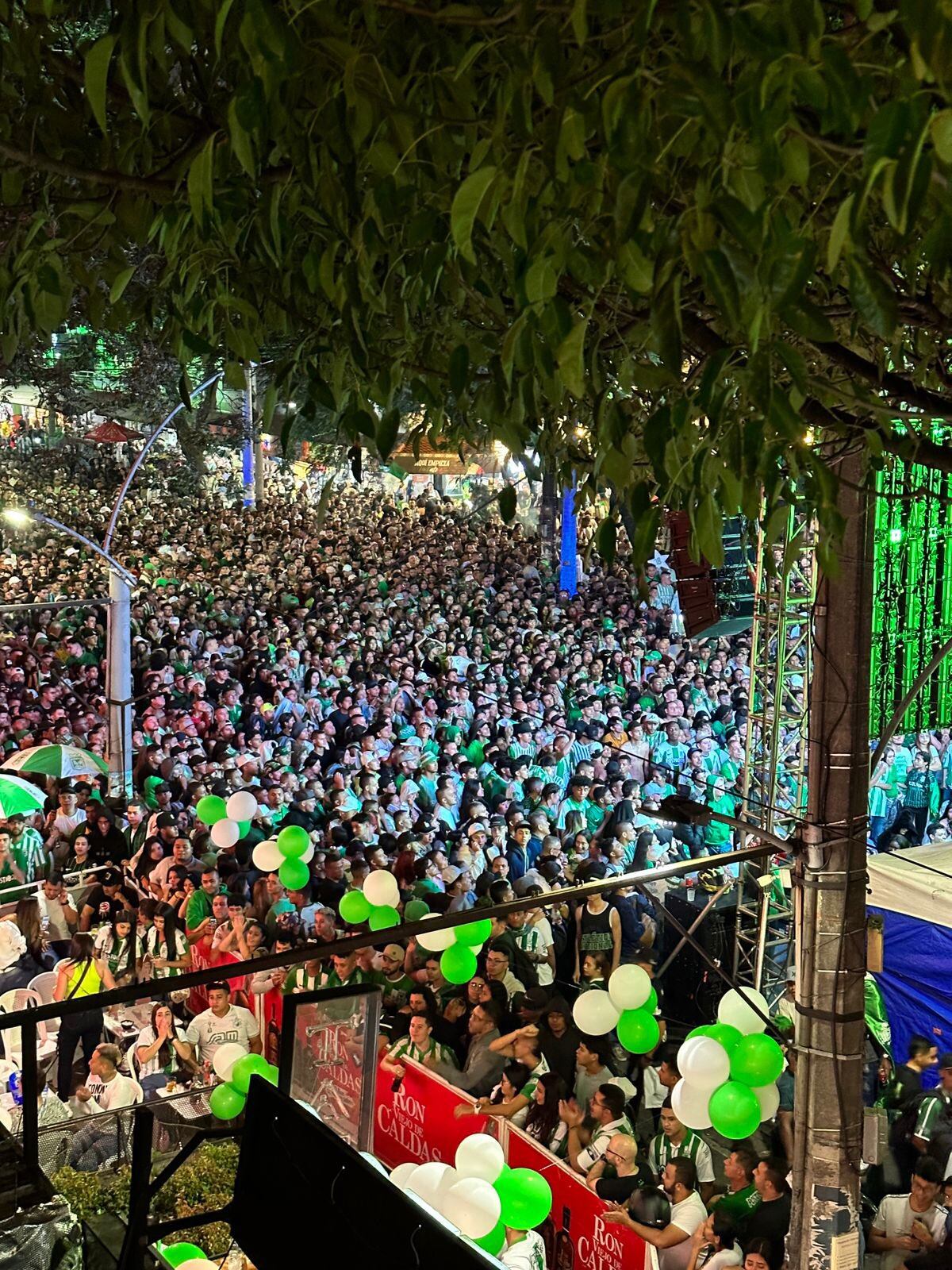 Masiva asistencia en los lugares habilitados para ver la final del fútbol colombiano en pantalla gigante en Medellín.