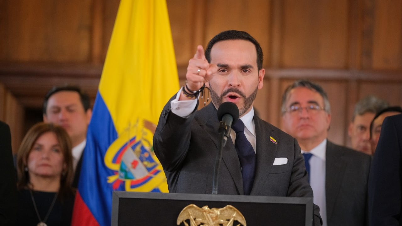 El presidente Abelardo De La Espriella durante una reunión extraordinaria en medio de la tragedia por el terremoto.