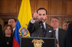 El presidente Abelardo De La Espriella durante una reunión extraordinaria en medio de la tragedia por el terremoto.