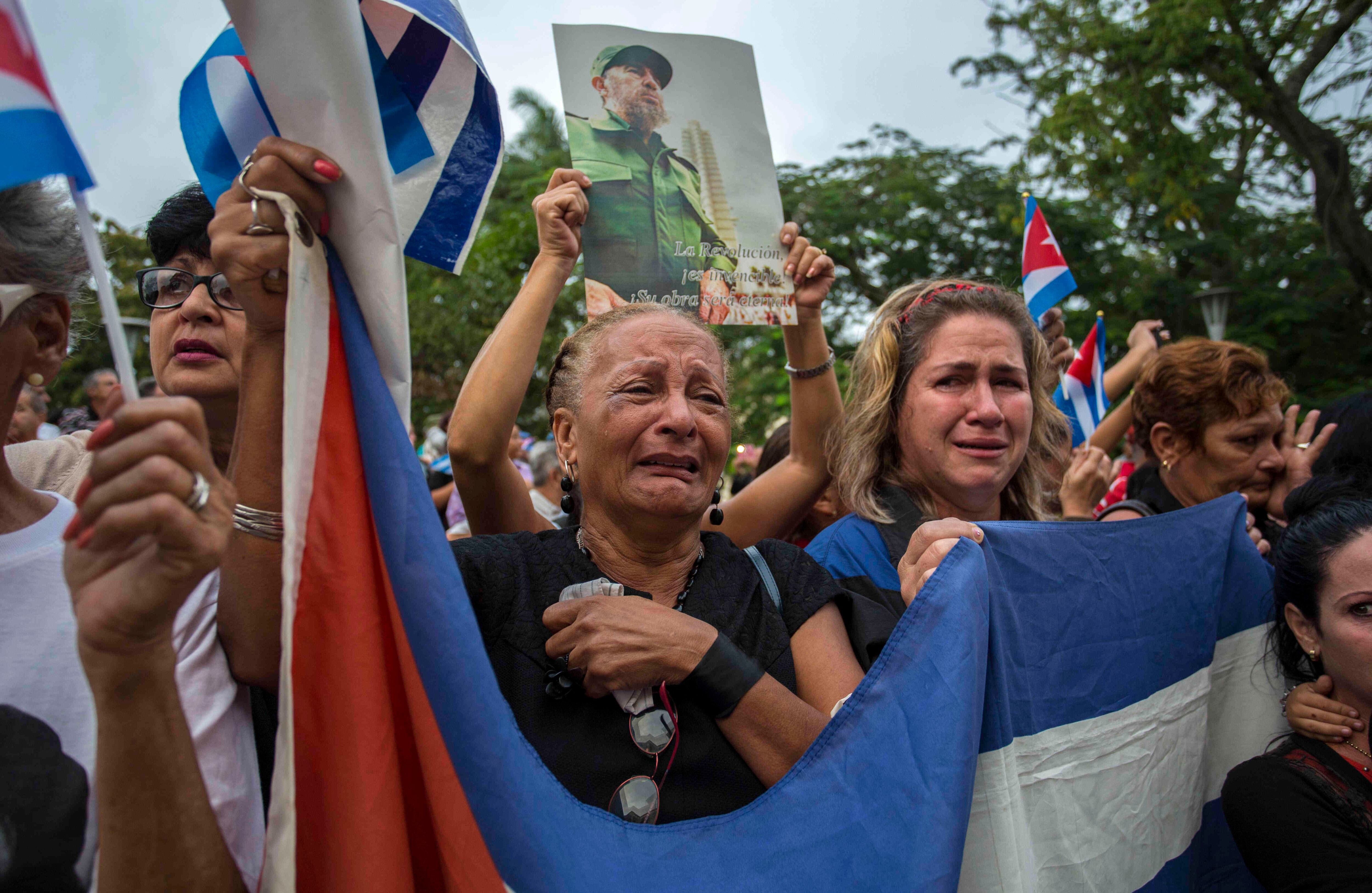 Una mujer llora durante la procesión funeraria en honor a Fidel Castro. AP Photo/Desmond Boylan.