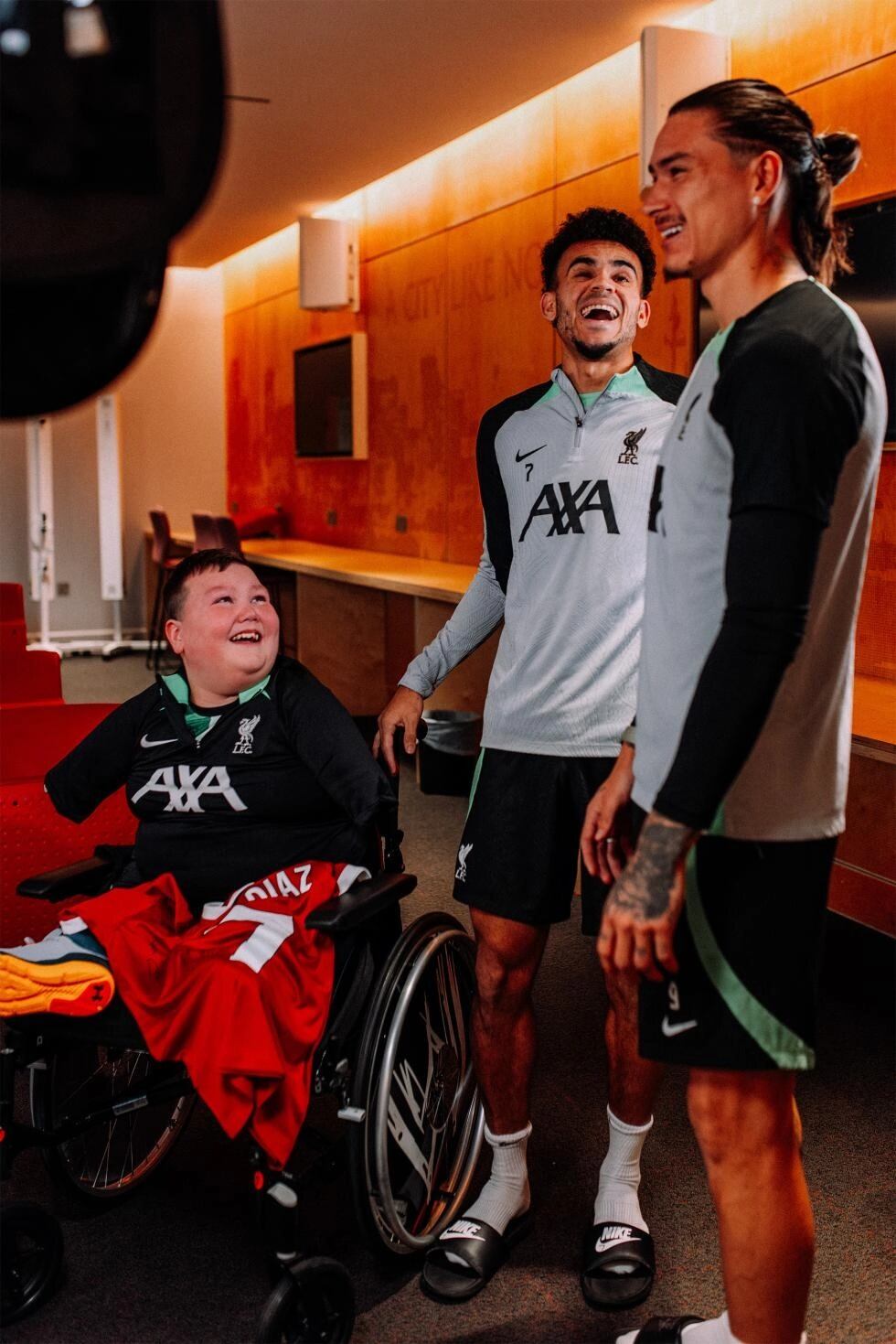 Luis Díaz, Darwin Núñez y  Dáire Gorman  un niño que sufre discapacidad