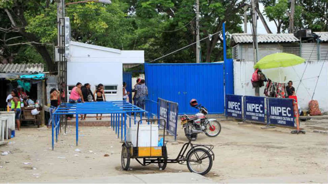 Los reclusos reportados como positivos para la covid-19 son aislados en sitios en el interior del centro carcelario, según reportaron las autoridades.