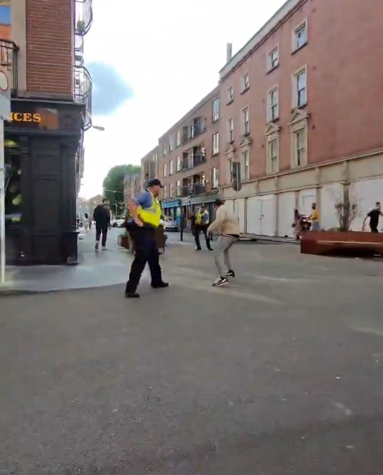 El hombre se enfrentó a los dos policías antes de ser detenido