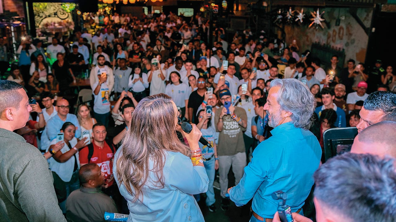 Paloma Valencia junto a Juan Daniel Oviedo en un evento de campaña.