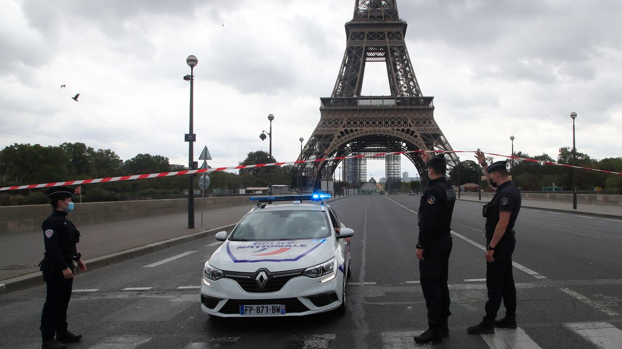 Agentes de la policía francesa aseguran el puente que conduce a la Torre Eiffel, el miércoles 23 de septiembre de 2020 en París. . (Foto AP / Michel Euler)