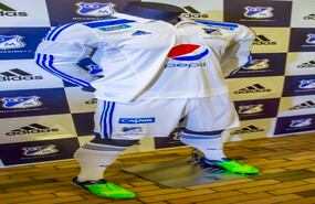Adidas decidió mantener la leyenda 'somos embajadores' abajo del escudo de Millonarios.  Foto: Carlos Bernate/SEMANA  