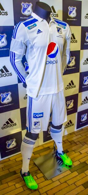 Adidas decidió mantener la leyenda 'somos embajadores' abajo del escudo de Millonarios.  Foto: Carlos Bernate/SEMANA  