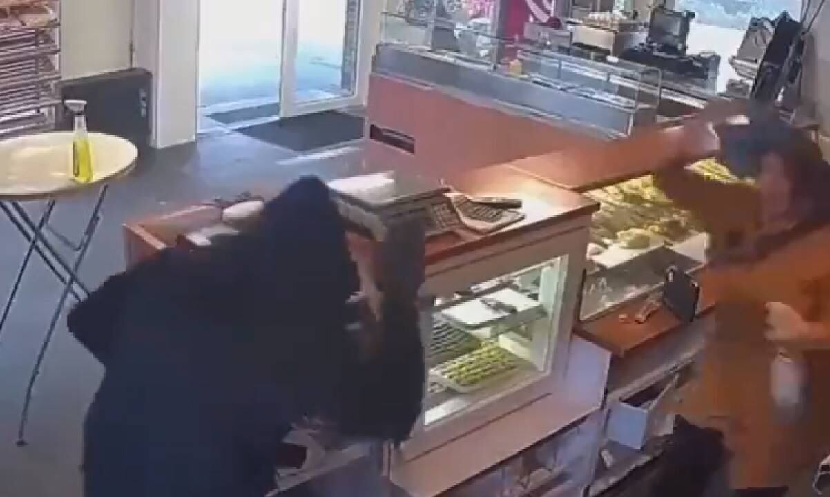 La mujer advirtió am edios locales que, solamente hasta ver el video, se percató de que el hombre que intentó robarla estaba armado con un cuchillo.