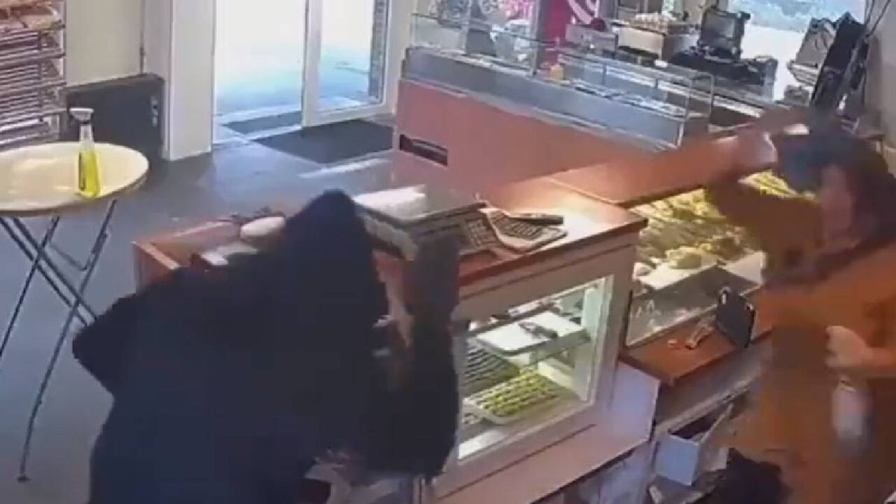 La mujer advirtió am edios locales que, solamente hasta ver el video, se percató de que el hombre que intentó robarla estaba armado con un cuchillo.