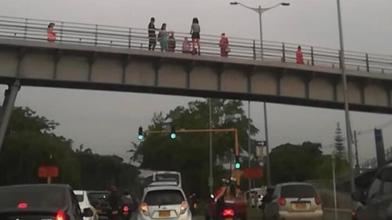 Conmoción por una mujer que intentó lanzarse desde un puente en Cali.