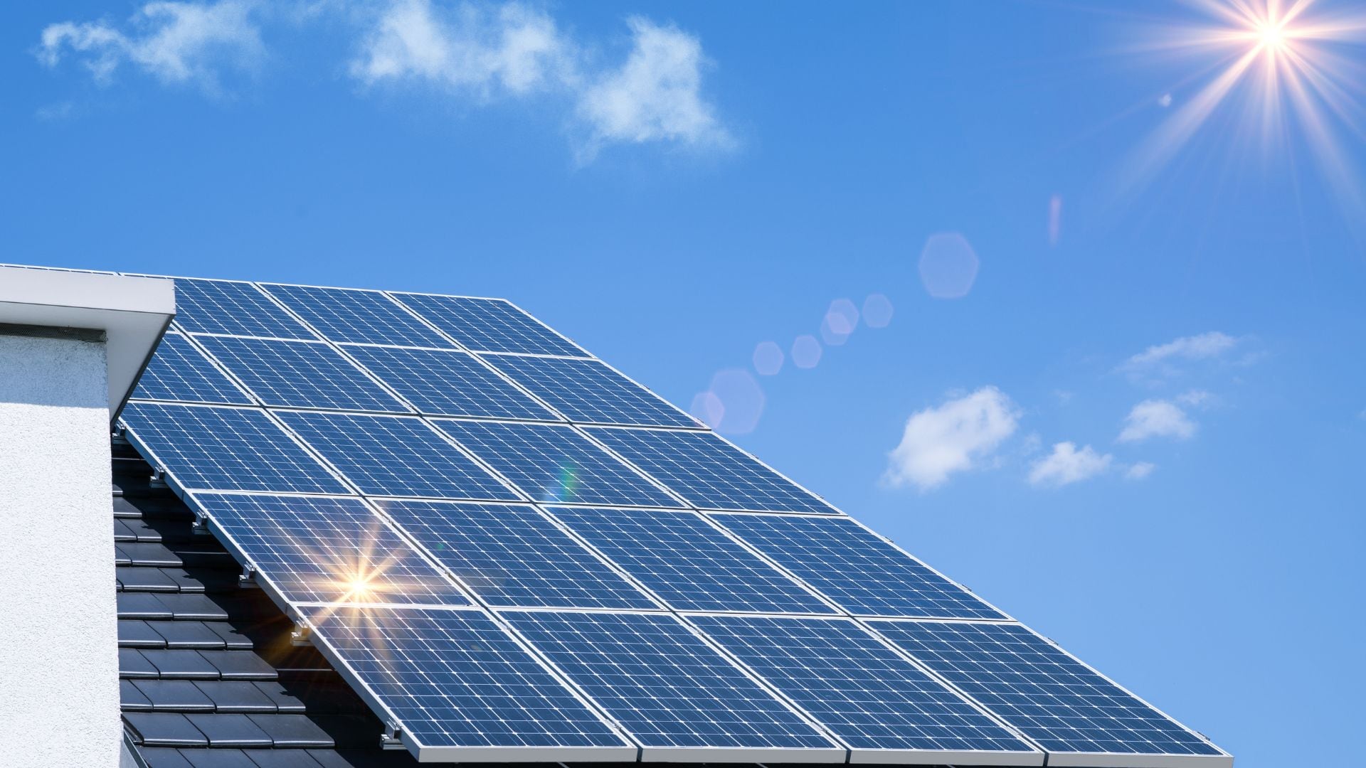 La energía solar se ha convertido en una de las alternativas más eficientes y sostenibles para generar electricidad.