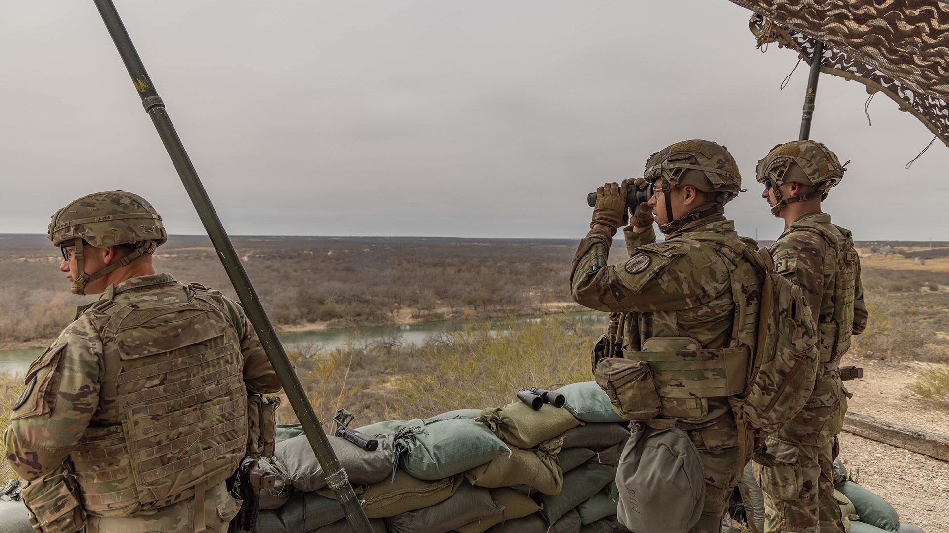 Soldados del Ejército de EE.UU. patrullando a pie la orilla del Río Grande con equipo táctico, reforzando la frontera sur.