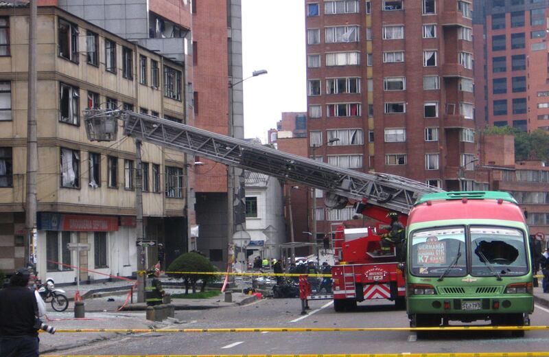 Bogotá,  Cra 7 entre calles 67 y 66. Al fondo de la imagen se aprecia a oficiales de la Policía analizando los restos del carro bomba.