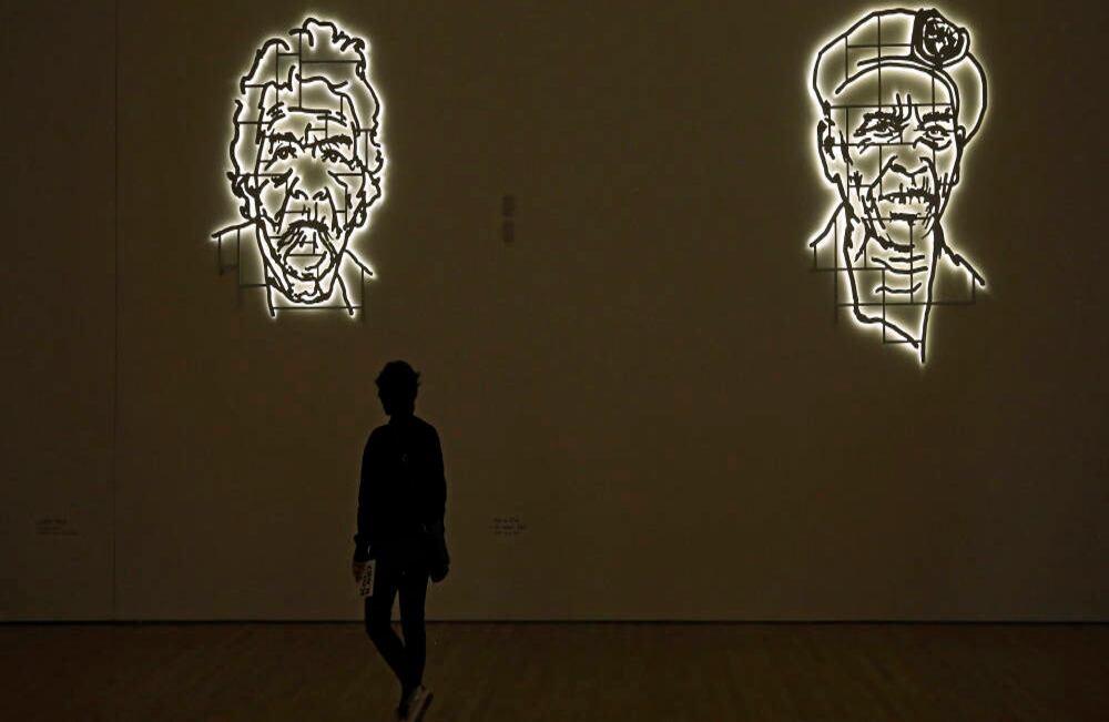   No es Che, es Isabel, 2017 MDF y luces LED 185 x 130 cm aprox. © Los Carpinteros Cortesía Galería Peter Kilchmann, Zürich No es Che, es Simón, 2017 MDF y luces LED 213 x 130 cm aprox. © Los Carpinteros Cortesía Galería Peter Kilchmann, Zürich Foto: Guillermo Torres / Revista Semana